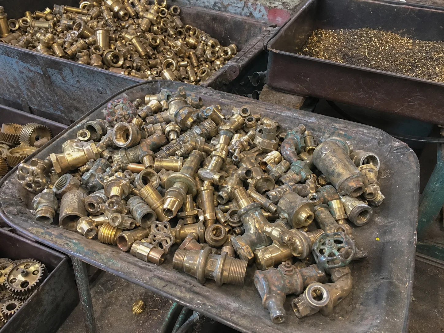 Kullanılmış pirinç vana, bağlantı parçası ve sarı talaş